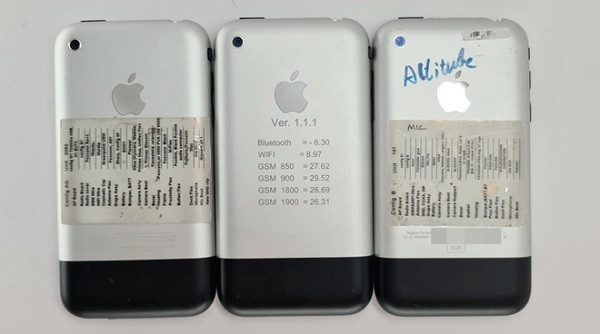  Hình ảnh những chiếc iPhone đời đầu chưa từng được phát hành của Apple được tài khoản DongleBookPro chia sẻ trên Twitter đang khiến dân tình xôn xao. Ba nguyên mẫu trong ảnh giống về kích thước và thiết kế, nhưng mặt sau lại có các nội dung khác nhau, từ tần số di động được hỗ trợ đến các nhãn dán bổ sung thêm thông tin cụ thể về máy.