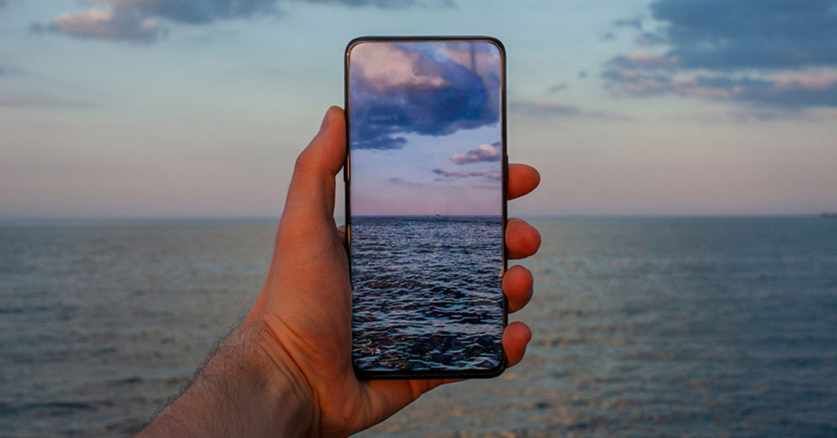 Cụ thể, ZTE nói rằng camera selfie 32 MP ẩn bên dưới màn hình của chiếc Axon 20 5G được hiện thực hoá nhờ ''một chất liệu có mức độ trong suốt cao bao gồm các tấm phim vô cơ và hữu cơ''.