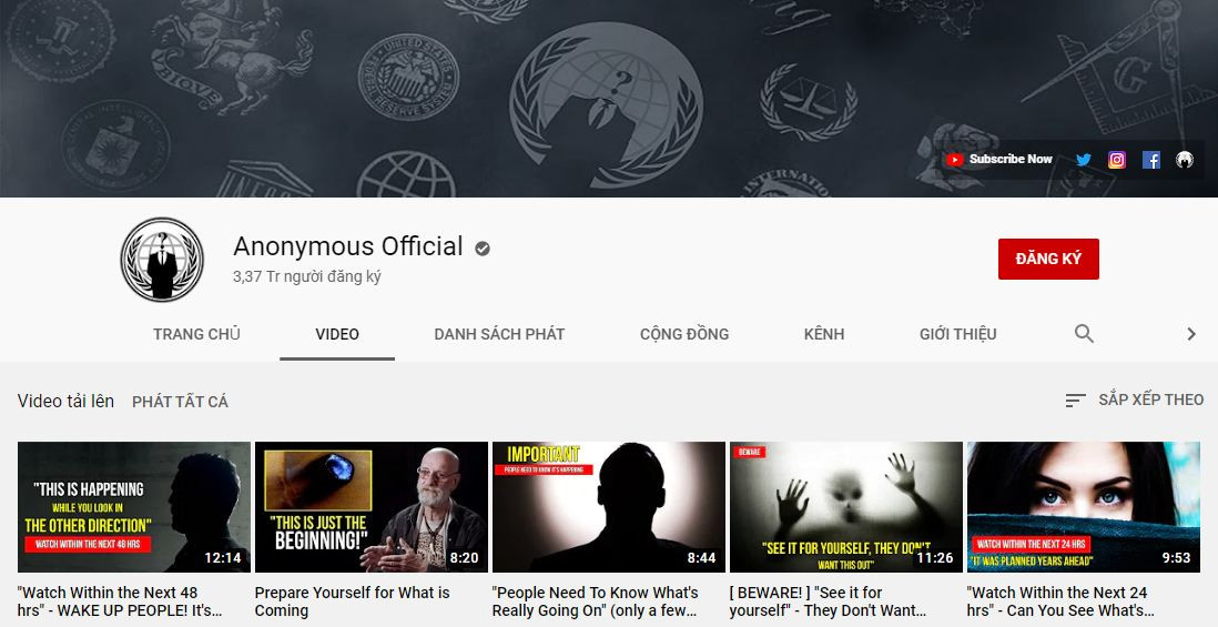 Cho dù có là nhóm hacker nổi tiếng toàn cầu đi chăng nữa thì để PR cho tên tuổi của mình, Anonymous cũng buộc phải sử dụng các mạng xã hội phổ biến. Mặc dù từng bị xóa tài khoản trên Google của mình, nhưng bù lại, kênh Youtube của Anonymous lại phát triển rất mạnh trong việc phổ cập sự nổi tiếng cho nhóm.