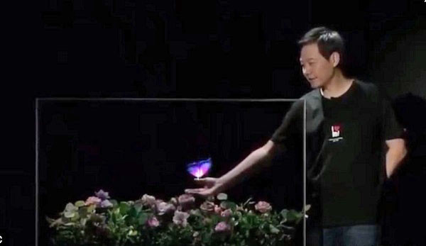 Màn hình OLED này cũng có ưu điểm rất lớn về độ trong suốt, độ tương phản và hình thức hiển thị. Vùng sáng và vùng tối của hình ảnh có thể hiển thị chi tiết hơn.