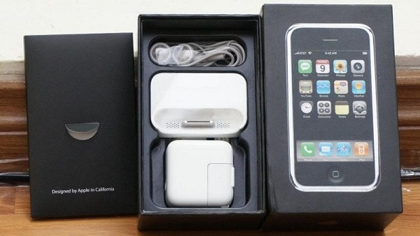 Trong khi đó, iPhone đời đầu ''còn zin'' bản dung lượng 8 GB thỉnh thoảng vẫn xuất hiện trên eBay, tuy số lượng chỉ đếm trên đầu ngón tay. Tất nhiên những chiếc này được rao bán với giá ''cắt cổ'' và không phải ai cũng sẵn sàng chi tiền để sở hữu.