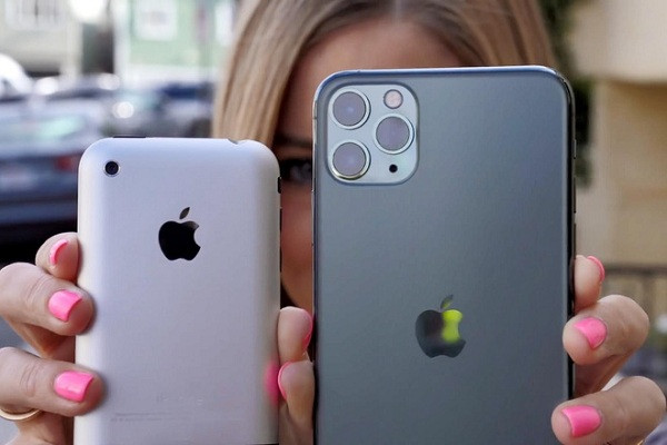 iPhone đời đầu đứng cạnh iPhone đời mới nhất của Apple.