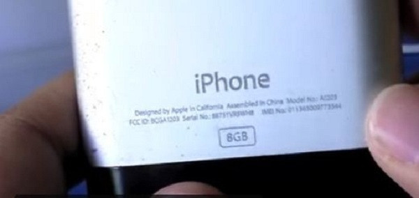 Thông tin được khắc nổi trên chiếc "điện thoại cổ".