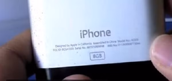 Thông tin được khắc nổi trên chiếc "điện thoại cổ".