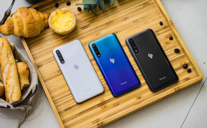 Vsmart Live là sản phẩm điện thoại thông minh thế hệ thứ 2 của Vsmart ra mắt vào tháng 7/2019. Smartphone sử dụng hệ điều hành VOS 2.0, phân khúc tầm trung, sở hữu 3 camera, chip Qualcomm Snapdragon 675, màn hình vô cực FHD+ AMOLED 6,2, pin 4.000 mAh.