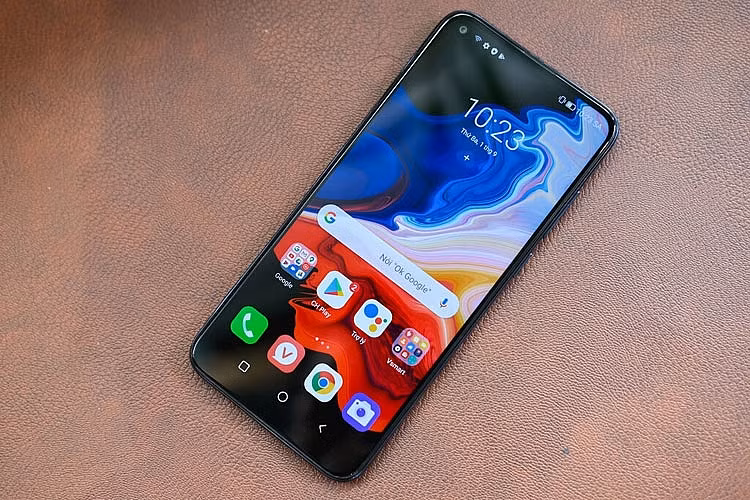 Tiếp nối Vsmart Live 1 phát hành 11/8/2019, Vsmart Live 4 là smartphone đánh dấu bước tự chủ 100% từ thiết kế đến sản xuất của VinSmart. Sau 3 ngày mở bán, hơn 10.000 sản phẩm đã đến tay người dùng, biến Live 4 trở thành smartphone được quan tâm hàng đầu trong phân khúc 4-5 triệu đồng.