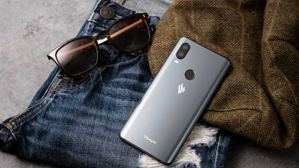 Ngày 14/12/2018, Vsmart chính thức ra mắt người dùng Việt khi công bố 4 dòng sản phẩm điện thoại đầu tiên, gồm 2 sản phẩm thuộc dòng tầm thấp: VSmart Joy 1 &amp; VSmart Joy 1+ và 2 sản phẩm thuộc dòng tầm trung: VSmart Active 1 &amp; VSmart Active 1+ chạy hệ điều hành VOS 1.0.