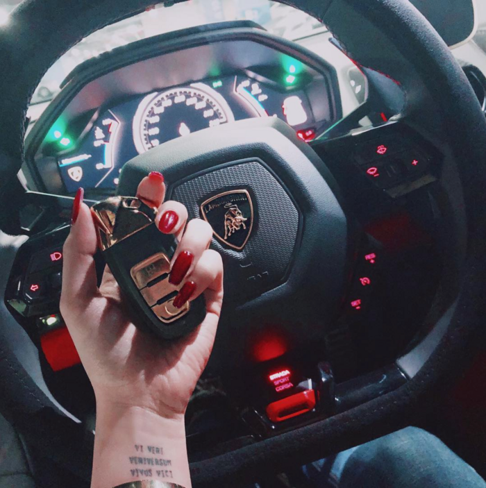 Nữ Youtuber từng khiến fan choáng váng khi khoe siêu xe Lamborghini Huracan Spyder, được bán với giá khởi điểm là 300 triệu won (290.000 USD) đến hơn 400 triệu won (khoảng 380.000 USD).