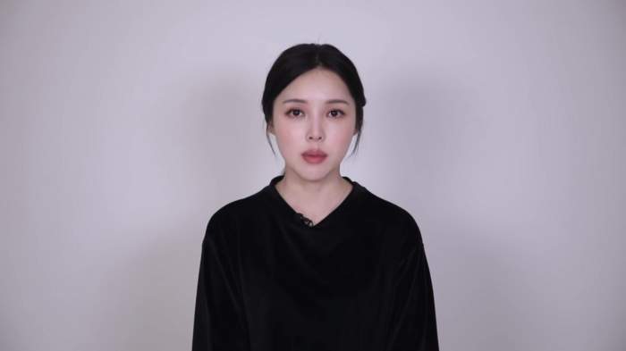 Pony Makeup cùng những gương mặt đại diện cho thương hiệu này vô tình bị liên lụy, cô bị cho là quảng cáo sai sự thật, lừa người xem. Điều đáng nói, thay vì xin lỗi và giải thích cho người xem, ekip quản lý của nữ vlogger lại âm thầm xóa đi 2 video có sản phẩm mặt nạ đèn LED của thương hiệu C trên kênh Youtube của Pony.