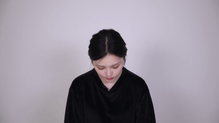 Pony đã bị chỉ trích nặng nề vì không trung thực, thậm chí nữ Youtuber nổi tiếng xứ Hàn còn bị nhiều người tẩy chay. Cho đến mới đây (17/9), cô mới chính thức lên tiếng xin lỗi người xem, đồng thời giải thích về vụ việc trong video dài 4 phút đăng tải trên kênh YouTube chính thức của mình.