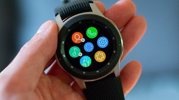 Ngoài ra, Galaxy Watch3 cũng trang bị khả năng tương thích với các thiết bị Galaxy khác, bao gồm cả Galaxy Note20. Người dùng có thể cài đặt tùy chọn trả lời tự động cho cả tin nhắn và hình ảnh, đồng thời xem biểu tượng cảm xúc và ảnh trực tiếp từ đồng hồ trên cổ tay mình.