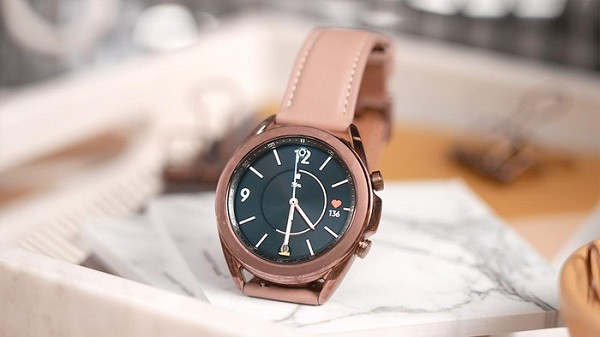 Đồng hồ sẽ có tất cả những tính năng của phiên bản trước đó, kèm theo đó là tính năng theo dõi giấc ngủ được nâng cấp, khả năng đo Oxy trong máu (SpO2 và VO2 Max), điện tâm đồ và huyết áp. Galaxy Watch 3 cũng sẽ có khả năng nhận diện ngã giống với những dòng Apple Watch thế hệ mới.