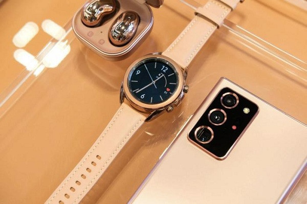 Ngoại hình của Galaxy Watch 3 không thay đổi quá nhiều so với thế hệ tiền nhiệm. Sở hữu viền kim loại, nút home và mặt sau của Galaxy Watch 3 đều đã được thiết kế lại để giống với đồng hồ cơ truyền thống đậm chất cổ điển.