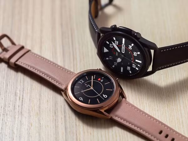 Galaxy Watch 3 có 2 phiên bản là 41mm và 45mm, cả 2 đều sở hữu 2 nút bấm và một vòng xoay điều khiển vật lý bezel đặc trưng từ các mẫu đồng hồ trước đó. Chỉ bằng một động tác xoay, người dùng có thể dễ dàng chuyển đổi giữa các widget, mở ứng dụng và cuộn qua các thông báo.