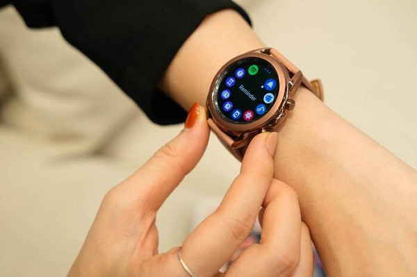 Galaxy Watch 3 sẽ được bán ra từ ngày 21/8, bản titan phải đến tận cuối năm mới được phát hành, bản 41 mm sẽ có màu Đồng huyền bí và Bạc huyền bí với giá từ 399 USD, bản 45 mm có màu Đen huyền bí và Bạc huyền bí có giá từ 429 USD.
