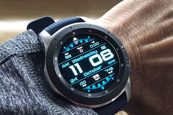 Viền bezel cho phép người dùng dễ dàng điều khiển các trải nghiệm di động như phát nhạc từ điện thoại, sử dụng các cử chỉ tay như nắm chặt và thả ra để nhận cuộc gọi hoặc xoay cổ tay để tắt tiếng báo thức hay cuộc gọi đến.