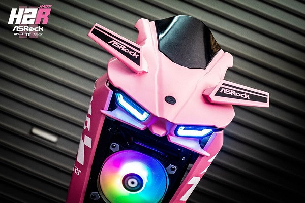 Phần mặt nạ phía trước trang trí hai chiếc đèn xanh cùng logo của Asrock. Phần "động cơ" với led RGB thực sự ấn tượng.