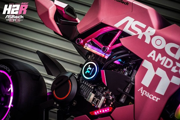 Tất nhiên xe không có phần bánh trước vì đó là vị trí đặt quạt tản nhiệt. 3 fan lớn được đặt ở mặt hông của xe còn mặt hông bên kia là tản nhiệt nước và kit ram cùng đến từ thương hiệu Thermaltake.