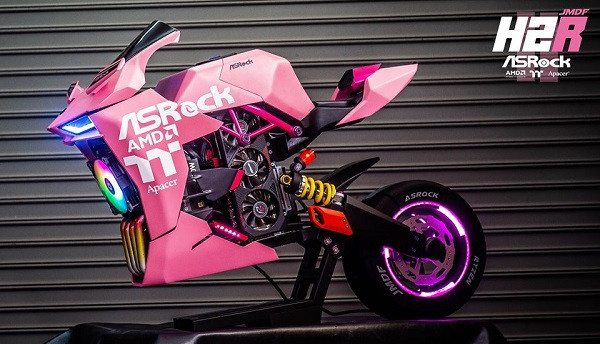 Cấu hình chi tiết của chiếc "sportbike" này gồm vi xử lý CPU Ryzen 7 3700x, bo mạch chủ Fatal1ty B450 Gaming-ITX/ac, card đồ họa ASRock Radeon RX 5600 XT Phantom Gaming D3 6G OC, cặp RAM Thermaltake TOUGHRAM RGB 16GB (8GBx2) DDR4 bus 3200.