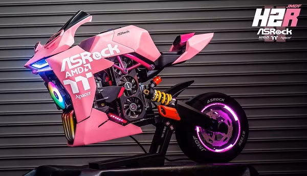 Cấu hình chi tiết của chiếc "sportbike" này gồm vi xử lý CPU Ryzen 7 3700x, bo mạch chủ Fatal1ty B450 Gaming-ITX/ac, card đồ họa ASRock Radeon RX 5600 XT Phantom Gaming D3 6G OC, cặp RAM Thermaltake TOUGHRAM RGB 16GB (8GBx2) DDR4 bus 3200.