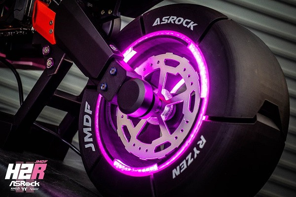 Bộ lốp được trang bị led RGB tím lịm vừa cá tính vừa ấn tượng.