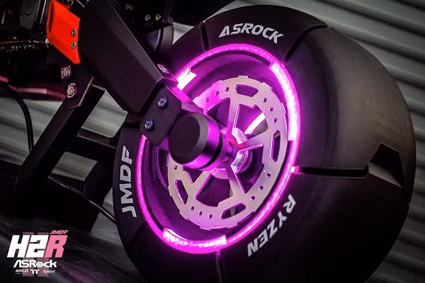 Bộ lốp được trang bị led RGB tím lịm vừa cá tính vừa ấn tượng.