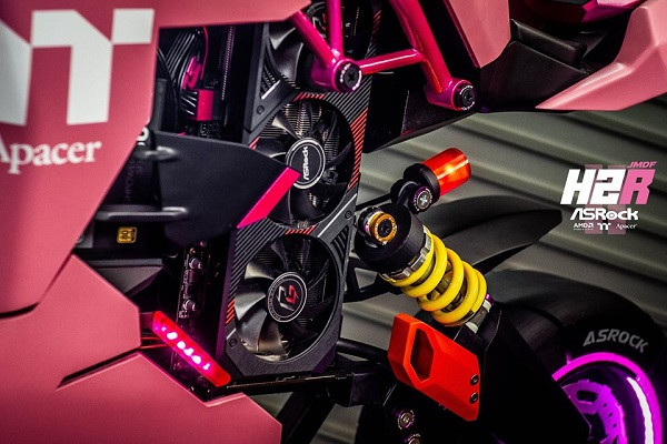 Ống tiếp dầu trên bộ case PC độc đáo đội lốt chiếc moto hường phấn được thay bằng một chiếc đèn để tượng trưng.