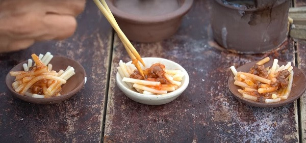 Song gio chua qua, Ba Tan Vlog lai bi “soi” nau an bang chat nguy hiem-Hinh-8