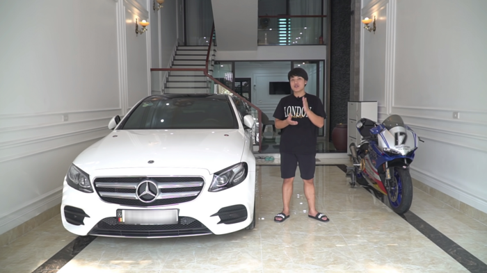 Không chỉ ngoại thất mà nội thất của căn biệt thự cũng được xây theo phong cách hoàng gia. NTN giới thiệu garage rộng, đủ sức chứa 2 siêu xe thuộc thương hiệu Mercedes và Ducati của anh chàng.