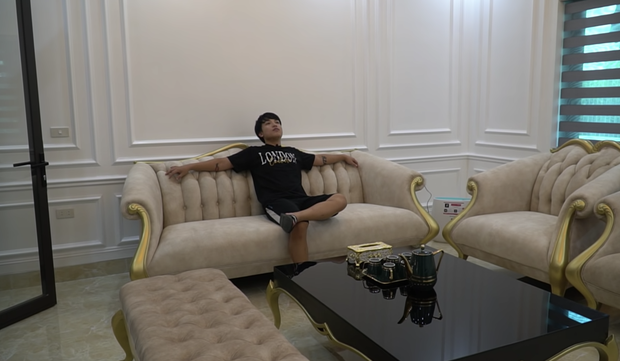 Căn nhà của NTN có 9 phòng đủ không gian cho các thành viên trong gia đình. Phòng khách đơn giản cũng được thiết kế nổi bật với bộ salon phong cách quý tộc.