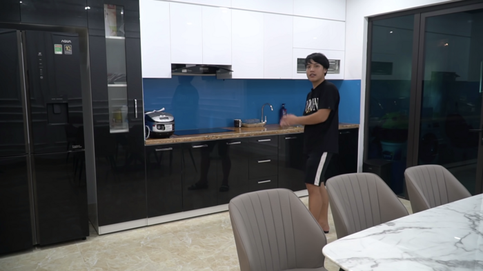 Phòng bếp rộng rãi với đầy đủ tiện nghi.