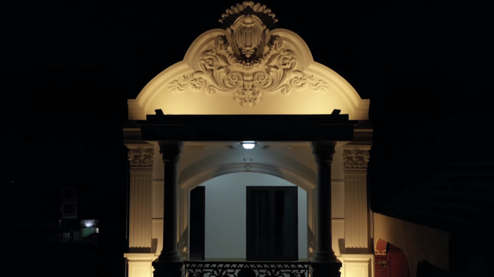 Biệt phủ theo phong cách hoàng gia của NTN Vlog nổi bật ngay cả khi về đêm.