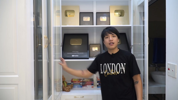 Phòng của nam YouTuber nằm ở tầng 3, cũng được thiết kế theo phong cách tương tự với màu sơn trắng chủ đạo, điểm nhấn là tủ kính trưng bày bộ sưu tập Nút Vàng, Nút Bạc Youtube.