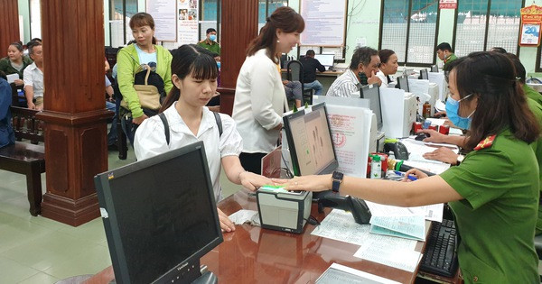 Theo đó, nếu cuối năm 2020 bắt đầu thực hiện cấp thẻ CCCD gắn chip, sẽ có đồng thời 4 mẫu căn cước cùng có hiệu lực, có giá trị sử dụng tại Việt Nam gồm: CMND (9 số), CMND (12 số), CCCD (mã vạch - hiện tại) và CCCD mẫu mới (gắn chip).