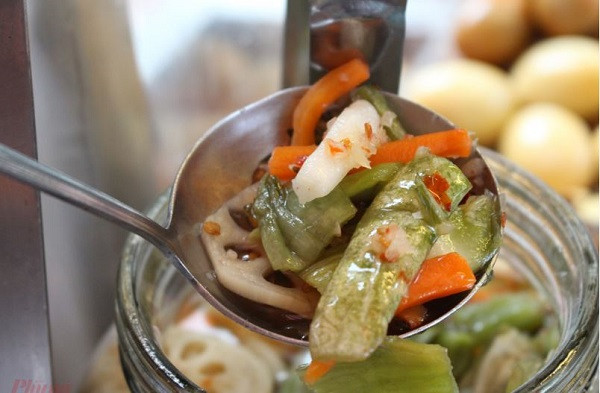 Phá lấu của tiệm được nấu theo kiểu của người Tiều với gia vị đặc trưng nhưng nhẹ hơn nguyên gốc, không có màu nâu cánh gián hay độ sệt. Kèm với phá lấu là đồ chua, hành lá và nước sốt được chế biến theo bí quyết riêng.