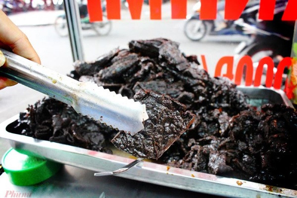 Nếu đã quen thuộc với gỏi khô bò và mặc định khô bò chỉ có thể kết hợp với đu đủ bào thì bạn sẽ bất ngờ khi phát hiện người Sài Gòn còn dùng khô bò trong món bánh mì. Theo chị Liên, chủ xe bánh mì khô bò Phương Liên (12 Nguyễn Huy Tự, phường Đa Kao, quận 1), món ăn này đã có khoảng 30 năm trước và do một người cô của gia đình bán. Sau đó, người cô này đi định cư, dạy lại bí quyết làm khô bò và bánh mì khô bò cho gia đình chị.