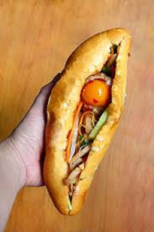 Một ổ bánh mì xíu mại trứng muối Mami's Bami (16 Ngô Tất Tố, P.16, Q. Bình Thạnh) có giá 35.000 đồng. Ngoài nhân trứng muối, bạn có thể thử các loại nhân như bì nạc, phá lấu hay bánh mì thập cẩm. Ảnh: Vân Nguyễn.