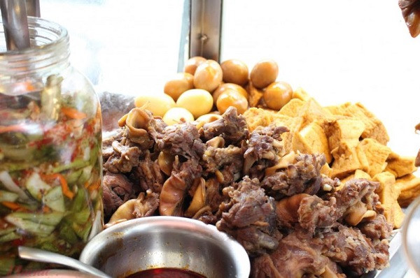 Phá lấu Tâm Kỳ (823 Nguyễn Trãi, phường 14, quận 5) được nhiều thực khách sành ăn của Sài thành nhận định là một trong những xe bánh mì đầu tiên cho phá lấu vào ổ bánh mì.