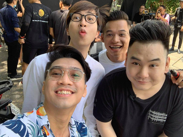 Đặc biệt, PewPew - một người anh em thân thiết của Độ trong nhóm "Tứ hoàng streamer" Việt cũng tham gia vào phóng sự và nêu lên nhiều quan điểm của riêng mình. Điều này khiến cộng đồng có nhiều tranh cãi vì cho rằng ý kiến của PewPew ít nhiều đụng chạm đến bạn thân.