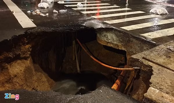 'Ho tu than' xuat hien giua duong sau con mua lon o TP.HCM