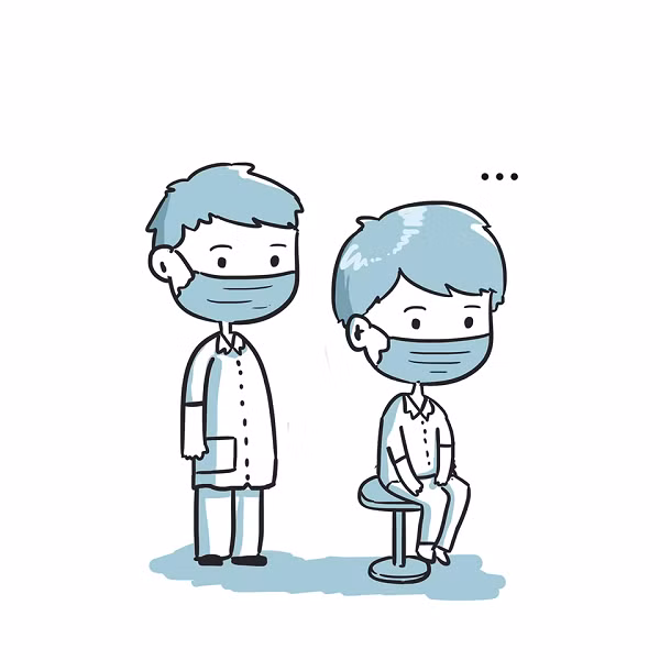 Điều dưỡng Bùi Duy Cương, Khoa Hồi sức tích cực, cùng một đồng nghiệp đứng phía sau, trở thành "thợ cắt tóc bất đắc dĩ" cho nữ đồng nghiệp của mình.