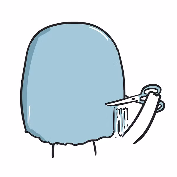 Người được cắt tóc trong ảnh là điều dưỡng Nguyễn Thu Thảo, Bệnh viện Đà Nẵng. Chị được điều đến Bệnh viện Phổi Đà Nẵng để hỗ trợ điều trị bệnh nhân COVID-19.