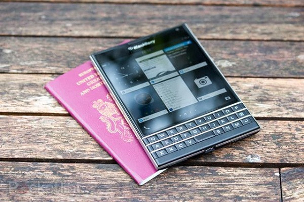 BlackBerry Passport được ra mắt vào năm 2014 có thiết kế vô cùng độc đáo như một cuốn passport với màn hình vuông cùng bàn phím Qwerty đặc trưng.