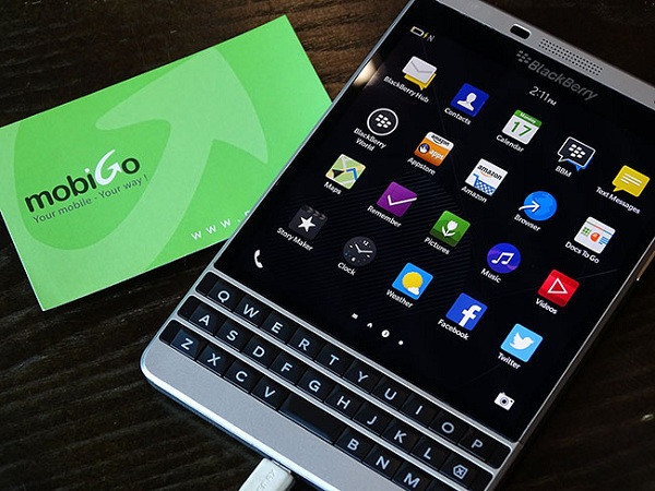 Máy sử dụng màn hình vuông tỉ lệ 1:1 kích thước 4,5 inch, sở hữu tấm nền IPS LCD. Passport được trang bị bộ vi xử lý Snapdragon 801 tốc độ 2,26 GHz với RAM 3 GB. BlackBerry Passport chạy hệ điều hành BlackBerry OS 10.