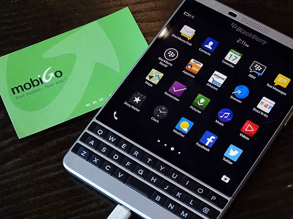 Máy sử dụng màn hình vuông tỉ lệ 1:1 kích thước 4,5 inch, sở hữu tấm nền IPS LCD. Passport được trang bị bộ vi xử lý Snapdragon 801 tốc độ 2,26 GHz với RAM 3 GB. BlackBerry Passport chạy hệ điều hành BlackBerry OS 10.