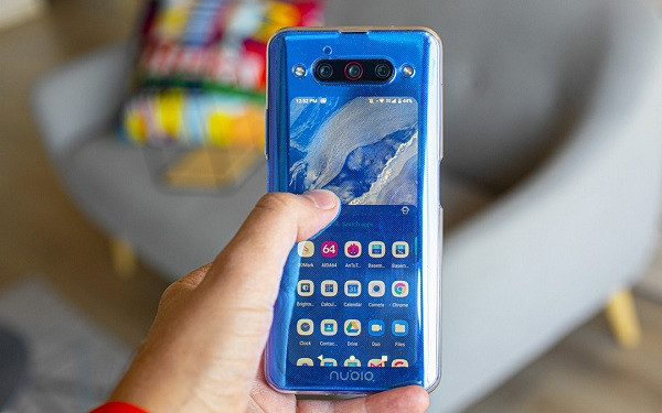 Không chỉ có thiết kế khác lạ, smartphone này còn được Snapdragon 855+, RAM 6 GB và bộ nhớ trong 128 GB. Ngoài ra, Z20 cũng có thêm lựa chọn RAM 8 GB và 128 GB/512 GB bộ nhớ trong. Nubia Z20 có kích thước màn hình chính là 6,42 inch cùng độ phân giải Full HD+ và tấm nền AMOLED. Bên cạnh đó, màn hình phụ của máy có kích thước 5,1 inch và độ phân giải HD+.