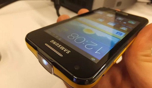 Máy chiếu đi kèm có độ phân giải nHD 640 x 360 pixels và có thể trình chiếu trên một màn hình rộng lên đến 50 inch ở độ xa 2 m để hiển thị những hình ảnh trên màn hình Galaxy Beam rõ ràng, sắc nét