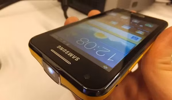 Máy chiếu đi kèm có độ phân giải nHD 640 x 360 pixels và có thể trình chiếu trên một màn hình rộng lên đến 50 inch ở độ xa 2 m để hiển thị những hình ảnh trên màn hình Galaxy Beam rõ ràng, sắc nét