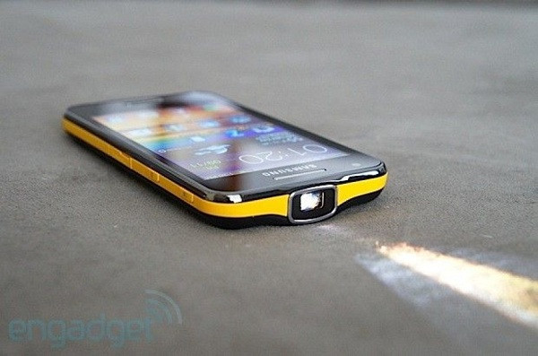 Điện thoại chạy hệ điều hành Android 2.3.4 (Gingerbread) mặc định có thể nâng cấp được lên Android 4.0 Ice Cream Sandwich và dung lượng pin 2.000 mAh. Cùng với đó là bộ vi xử lí lõi kép 1 GHz cùng bộ nhớ RAM 768 MB