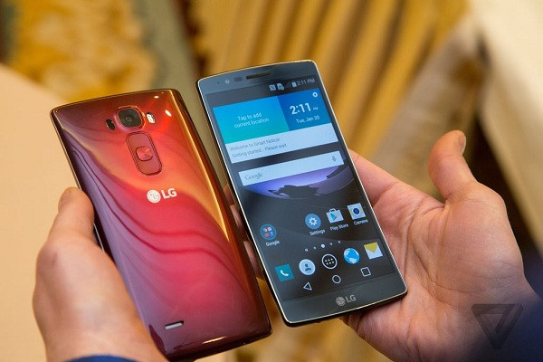 LG G Flex 2 từng là một trong những chiếc smartphone dị nhất từng được LG ra mắt, với màn hình cong và mặt lưng tự động "lành lại" khi xuất hiện các vết xước nhỏ.